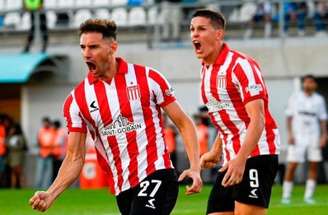 Cetré (esq.) deu as duas assistências para a virada do time de La Plata –