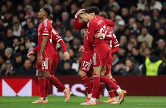 Isak marcou o primeiro gol da partida, mas levou uma dura entrada de Van der Ven e teve que deixar o jogo – Alex Pantling/Getty Images