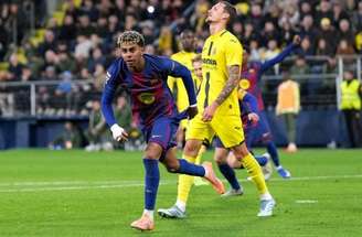 Raphinha marcou de pênalti o primeiro gol da vitória do Barcelona.