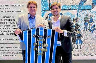 Ex-zagueiro do Grêmio, Baidek (segundo da direita para a esquerda) prestigiou a chegada do amigo ao Grêmio  –