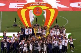 Festa do Corinthians pelo seu quarto título de Copa do Brasil em pódio montado no gramado do Maracanã –
