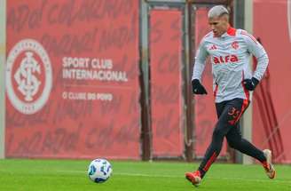 Aguirre aproveita as oportunidades e se firma entre os titulares do Internacional –