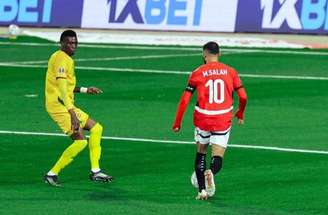 Salah em disputa de bola com defensores do Zimbábue  –