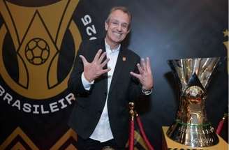 Bap, presidente do Flamengo, posa com a taça da Libertadores –