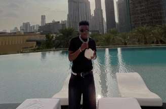 Carros cinematográficos (um deles na foto)  e mansões. Vini Jr tem bens milionários. E agora soma mais uma cobertura:  nos Emirados Árabes 