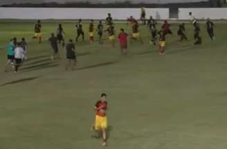 Confusão começou quando Ari foi derrubado e partiu pra briga –