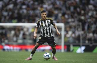 Guilherme Arana em ação com a camisa do Galo –