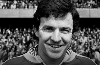 Robertosn levanta a taça da Champions. Foi dele o gol do titulo no jogo do bicampeonato continental, em 1979/80.