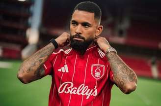 Douglas Luiz em ação pela Juventus –