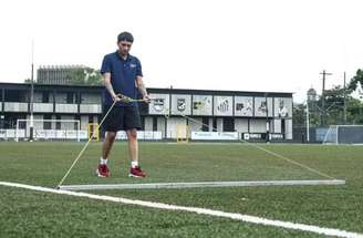 Tendência é que o Santos utilize campo com grama sintética antes de jogos em estádios com o meso piso —