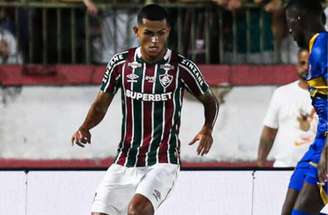 Luan Brito ao lado do pai, Marco Brito e empresário –