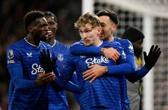 Murillo (do Nottingham, de vermelho) tenta evitar que Dibling (do Everton) leve a melhor.  Mas, no fim,seu time perdeu.