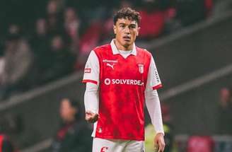 Jogador de 28 anos se demonstra polivante no meio-campo –