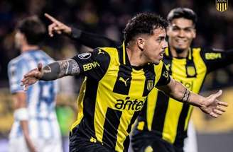 Terans em ação com a camisa do Penãrol, do Uruguai –