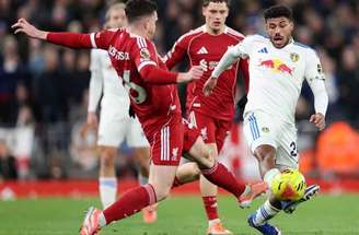 Wirtz (de vermelho) tenta passar pela marcaçãodo de Nmecha e Struijk, do  Leeds.