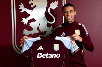 Alysson no momento da assinatura do novo contrato – 