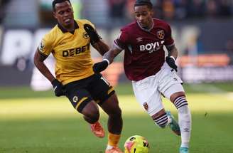 Jhon Arias finaliza dentro da área para anotar o seu primeiro gol na Premier League –