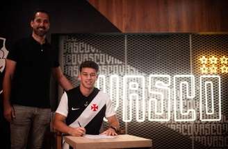 Bruno Lopes assina renovação contratual com o Vasco –