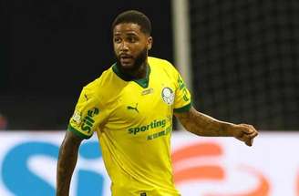 Micael em ação pelo Palmeiras na Arena do Grêmio em 2025 –