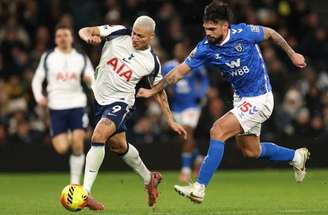 Brian Brobbey finaliza para anotar o gol de empate de sua equipe, o Sunderland, frente ao Tottenham, em Londres –