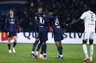 Ousmane Dembélé, autor de um dos gols da vitória deste domingo sobre o Paris FC, em ação no Parc des Princes –