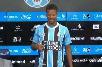 Caio Paulista posa com a camisa 38 do Grêmio em sua apresentação –