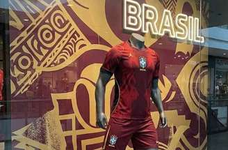 Camisa vermelha da Seleção que a Nike produziu e foi motivo de opiniões controversas –