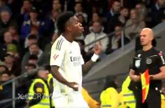 Vini Jr reclamou dos companheiros que não passavam a bola –