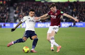 Jogadores do West Ham comemoram o gol, mas não adiantou. Na etapa final, o Nottingham virou a partida. Já são dez jogos sem vitória para os londrinos, que seguem dentro do Z-3.