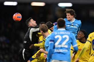 Rasmus Hojlund, do Napoli, em disputa de bola com Antoine Bernede, do Verona –