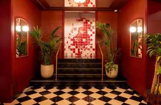 Itens simbólicos da história do Benfica durante visita guiada no hotel –