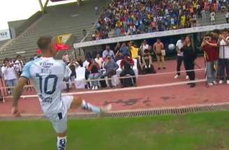 Damián ‘Kitu’ Díaz sorriu sem graça depois de dar uma bolada em um torcedor – Reprodução de vídeo