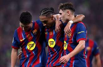 Pedri, do Barcelona, em disputa de bola com Ander Izagirre, do Athletic Bilbao –