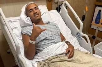 Matheus Carvalho deixou o campo chorando após se lesionado durante aquecimento –