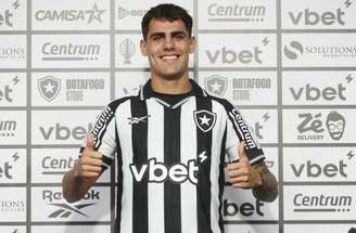 Villalba recebe o manto alvinegro das mãos dos diretores Léo Coelho e Alessandro Brito –