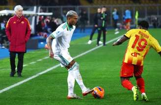 Wesley em disputa de bola com jogador do Lecce na Serie A –