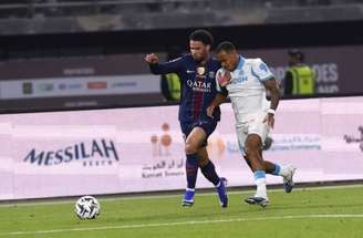 Kvaratskhelia vai ao ataque para o PSG, mas Kondogbia, do Olympique, o marca de perto.