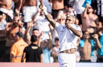 Gabigol beija o escudo do Santos ao anotar o primeiro gol pela equipe em sua reestreia –