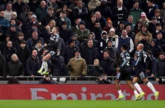 Emi Buendia finaliza para anotar o primeiro gol do Aston Villa contra o Tottenham, em Londres –