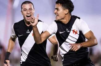 Bruno Lopes (à direita) faz um golaço para o Vasco sobre o I9 e comemora. 