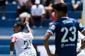 Jogadores do Peixe comemoram gol neste sábado (10) diante da São-Carlense –