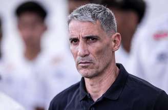 Juan Pablo Vojvoda na Vila Belmiro – Fotos: Raul Baretta/ Santos FC.