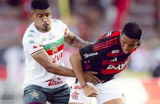 Johnny faz boa jogada para o Flamengo, no meio de campo, neste emoate com a Portugesa.