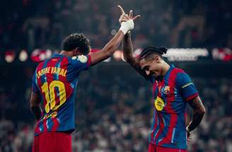 Vini Jr em disputa de bola com jogadores do Barcelona –