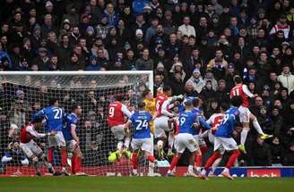 Lewis-Skelly, do Arsenal, é derrubado por Segecic, do Portsmouth –