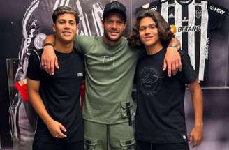 Hulk ao lado dos filhos –