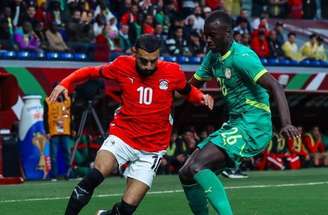 Attia, do Egito, tenta o cruzamento e é marcado de perto por Mané, astro de Senegal. 