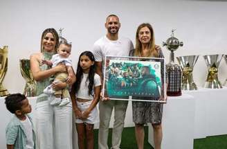 Weverton tirou foto com o elenco do Palmeiras e toda a comissão técnica durante homenagem feita pelo clube –