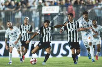 Jogadores de Atlético e North em disputa de bola no Campeonato Mineiro –