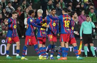 Lamine Yamal em disputa de bola com jogador do Racing de Santander –